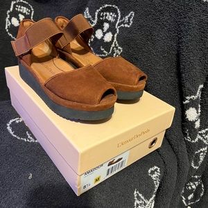 L'AMOUR DES PIEDS
WOMEN'S AMADOUR BRANDY SUEDE PLATFORM SANDAL size 8.5